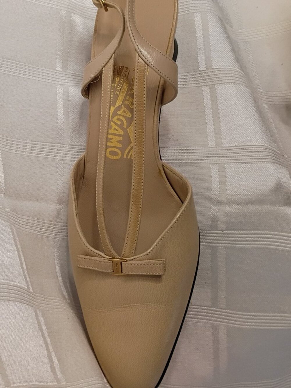 Salvatore Ferragamo Beige 7 1/2 Leather Pumps Heels